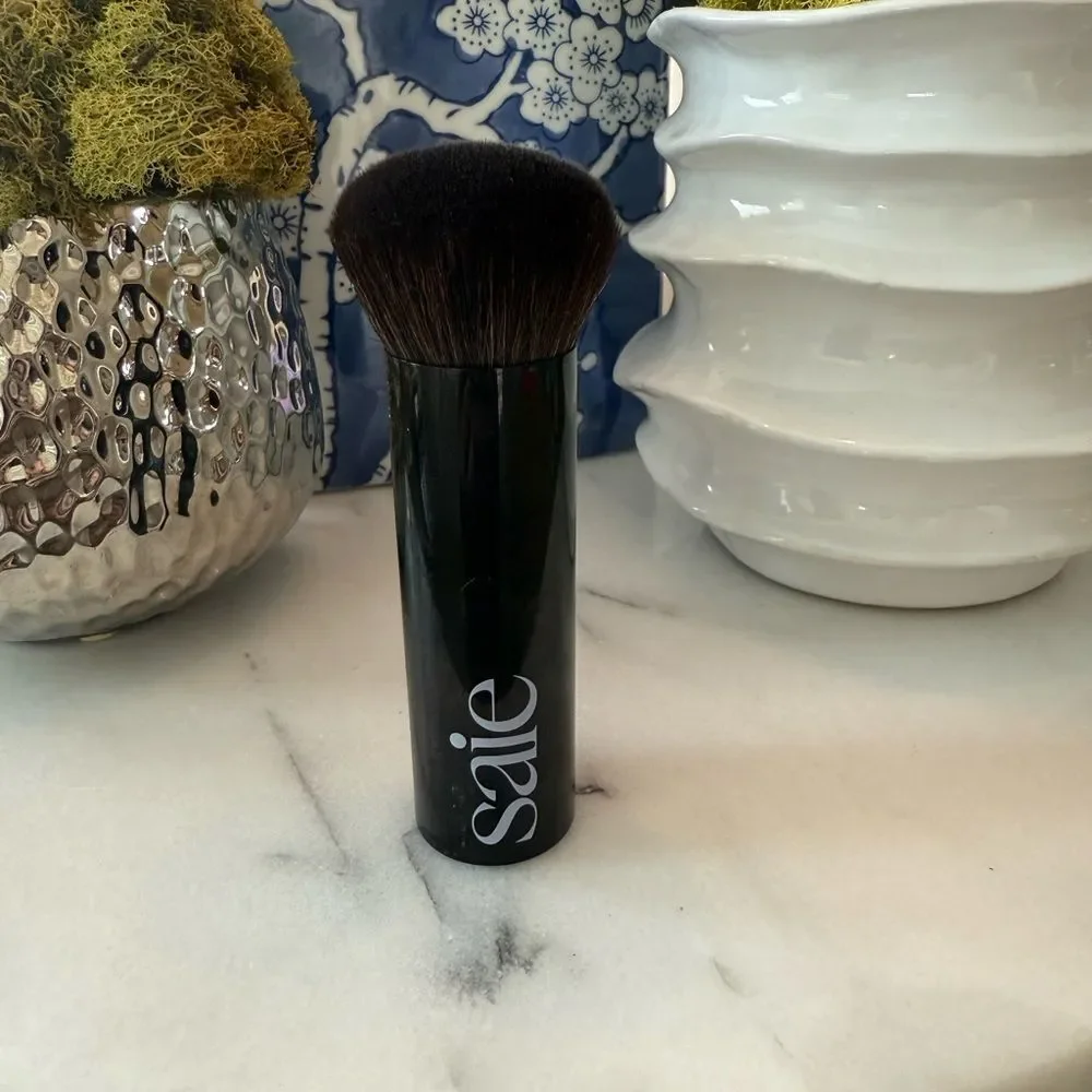 Saie THE BASE BRUSH MADE FOR DEW BRONZE™ + GLOWY TINT
